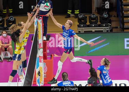 Modena, Italien. 02. Okt, 2021. Spitze von Ebrar Karakurt (Igor Gorgonzola Novara) während Imoco Volley Conegliano gegen Igor Gorgonzola Novara, Italienische Supercup-Frauen in Modena, Italien, Oktober 02 2021 Quelle: Independent Photo Agency/Alamy Live News Stockfoto