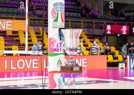 Modena, Italien. Oktober 2021. Der Pokal der Supercoppa 2021 während Imoco Volley Conegliano gegen Igor Gorgonzola Novara, Italienische Supercup-Frauen in Modena, Italien, Oktober 02 2021 Quelle: Independent Photo Agency/Alamy Live News Stockfoto