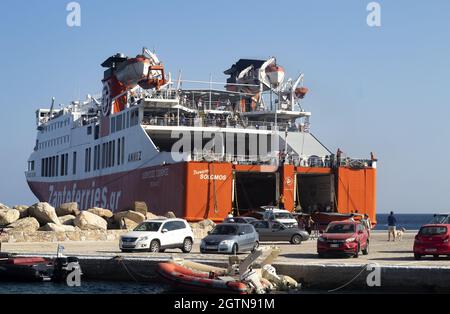 Sikinos Island - Griechenland - September 2 2019 : Griechische Fähre legt am abgeschiedenen Hafen von Aloprina an. Passagiere bereiten sich vor, vom Hafen an Bord zu gehen und anzudocken. Stockfoto