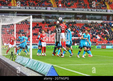 Oakwell, Barnsley, England - 2. Oktober 2021 Michał Helik (30) von Barnsley setzt das Millwall-Tor während des Spiels Barnsley gegen Millwall, Sky Bet EFL Championship 2021/22, in Oakwell, Barnsley, England - 2. Oktober 2021 Kredit: Arthur Haigh/WhiteRoseFotos/Alamy Live News Stockfoto