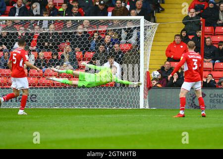 Oakwell, Barnsley, England - 2. Oktober 2021 Bradley Collins Torwart von Barnsley sieht den Schuss gehen weit von der Post während des Spiels Barnsley gegen Millwall, Sky Bet EFL Championship 2021/22, in Oakwell, Barnsley, England - 2. Oktober 2021 Kredit: Arthur Haigh/WhiteRoseFotos/Alamy Live News Stockfoto