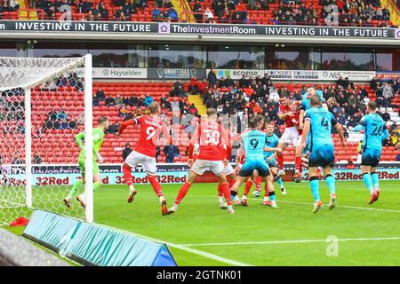 Oakwell, Barnsley, England - 2. Oktober 2021 Murray Wallace (3) von Millwall führt ein spätes Tor, um es 0 - 1 während des Spiels Barnsley gegen Millwall, Sky Bet EFL Championship 2021/22, in Oakwell, Barnsley, England - 2. Oktober 2021 Kredit: Arthur Haigh/WhiteRoseFotos/Alamy Live News Stockfoto