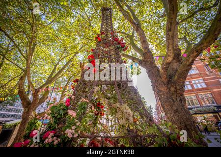 Chelsea in Bloom Blumendekor. Mehr als 70 Geschäfte, Restaurants und Hotels in Chelsea-Stadtbezirk bereiten sich auf den jährlichen Blumenausdruck-Wettbewerb in Großbritannien vor. Stockfoto