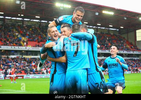 Oakwell, Barnsley, England - 2. Oktober 2021 Murray Wallace (3) von Millwall feiert mit seinen Teamkollegen, nachdem er es 0 - 1 während des Spiels Barnsley gegen Millwall, Sky Bet EFL Championship 2021/22, in Oakwell, Barnsley, England - 2. Oktober 2021 Credit: Arthur Haigh/WhiteRoseFotos/Alamy Live News Stockfoto