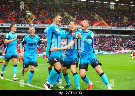 Oakwell, Barnsley, England - 2. Oktober 2021 Murray Wallace (3) von Millwall feiert mit seinen Teamkollegen, nachdem er es 0 - 1 während des Spiels Barnsley gegen Millwall, Sky Bet EFL Championship 2021/22, in Oakwell, Barnsley, England - 2. Oktober 2021 Credit: Arthur Haigh/WhiteRoseFotos/Alamy Live News Stockfoto