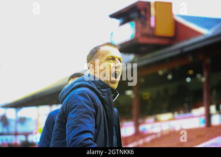 Oakwell, Barnsley, England - 2. Oktober 2021 Millwall-Manager Gary Rowett am Ende des Spiels während des Spiels Barnsley gegen Millwall, Sky Bet EFL Championship 2021/22, in Oakwell, Barnsley, England - 2. Oktober 2021 Credit: Arthur Haigh/WhiteRosePhotos/Alamy Live News Stockfoto