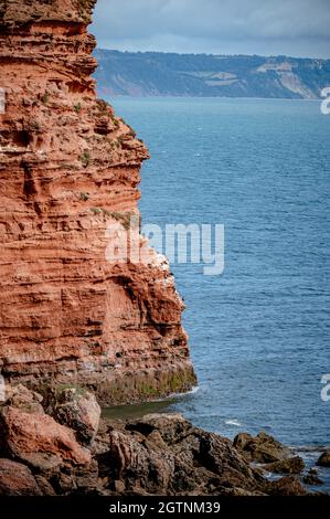 Red Otter Sandstone Cliffs am Danger Point, zu Fuß östlich von Otterton Ledge, Devon Stockfoto