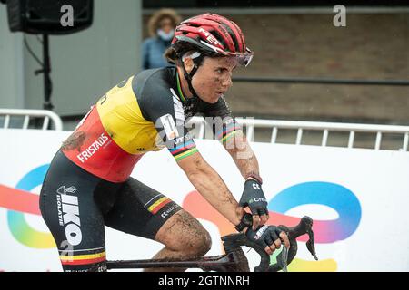 Die Belgierin Sanne Cant feiert, als sie die Ziellinie überquert, um das Elite-Rennen der Frauen des „Berencross Meulebeke“-Cyclocross-Rennens zu gewinnen Stockfoto