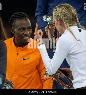 ZÜRICH - SCHWEIZ 8 SEP 21: Francine Niyonsaba und Keely Hodgkinson, Gewinner der Diamond League feiern beim Wanda Diamond League Finale beim Letz Stockfoto