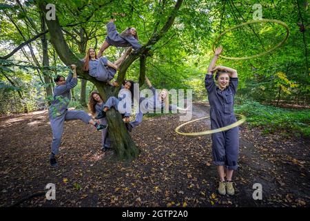 Das Zirkuskabarett Luminosa führt in Highgate Woods im Norden Londons gewagte Luftleistungen auf. Die Kunst- und Kulturstätte Jackson Lane in Zusammenarbeit mit dem Zirkusensemble Lost in Translation präsentiert eine brandneue Zirkuskabarett-Show mit Seide, Riemen, ariel-Reifen, Akrobatik und mehr, die vom 21. Bis 29. September 2021 stattfinden. London, Großbritannien. Stockfoto