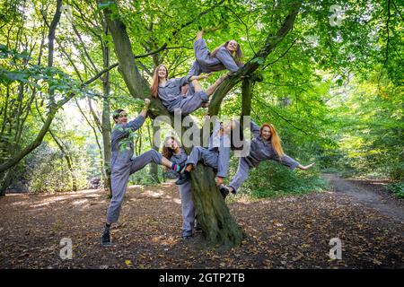 Das Zirkuskabarett Luminosa führt in Highgate Woods im Norden Londons gewagte Luftleistungen auf. Die Kunst- und Kulturstätte Jackson Lane in Zusammenarbeit mit dem Zirkusensemble Lost in Translation präsentiert eine brandneue Zirkuskabarett-Show mit Seide, Riemen, ariel-Reifen, Akrobatik und mehr, die vom 21. Bis 29. September 2021 stattfinden. London, Großbritannien. Stockfoto