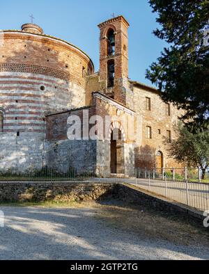 Chiusdino, Toskana, Italien - 28. Juli 2021. Der Eremo di Montesiepi, der das Grab des Heiligen Galgano beherbergt, das Schwert, das Galgano in einen Stein getrieben hat, und Stockfoto