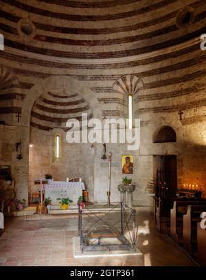 Chiusdino, Toskana, Italien - 28. Juli 2021. Der Eremo di Montesiepi, der das Grab des Heiligen Galgano beherbergt, das Schwert, das Galgano in einen Stein getrieben hat, und Stockfoto