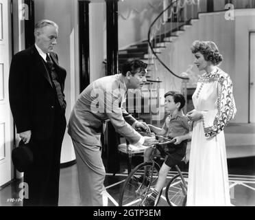 CHARLES D. BROWN CLARK GABLE CASEY JOHNSON und CLAUDETTE COLBERT in BOOM TOWN 1940 Regisseur JACK CONWAY Drehbuch John Lee Mahin nach einer Geschichte von James Edward Grant Gilbert Adrian Musik Franz Waxman Metro Goldwyn Mayer Stockfoto