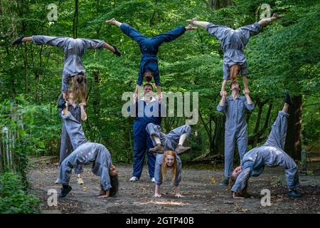 Das Zirkuskabarett Luminosa führt in Highgate Woods im Norden Londons gewagte Luftleistungen auf. Die Kunst- und Kulturstätte Jackson Lane in Zusammenarbeit mit dem Zirkusensemble Lost in Translation präsentiert eine brandneue Zirkuskabarett-Show mit Seide, Riemen, ariel-Reifen, Akrobatik und mehr, die vom 21. Bis 29. September 2021 stattfinden. London, Großbritannien. Stockfoto