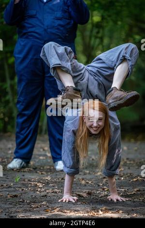 Das Zirkuskabarett Luminosa führt in Highgate Woods im Norden Londons gewagte Luftleistungen auf. Die Kunst- und Kulturstätte Jackson Lane in Zusammenarbeit mit dem Zirkusensemble Lost in Translation präsentiert eine brandneue Zirkuskabarett-Show mit Seide, Riemen, ariel-Reifen, Akrobatik und mehr, die vom 21. Bis 29. September 2021 stattfinden. London, Großbritannien. Stockfoto