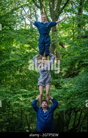 Das Zirkuskabarett Luminosa führt in Highgate Woods im Norden Londons gewagte Luftleistungen auf. Die Kunst- und Kulturstätte Jackson Lane in Zusammenarbeit mit dem Zirkusensemble Lost in Translation präsentiert eine brandneue Zirkuskabarett-Show mit Seide, Riemen, ariel-Reifen, Akrobatik und mehr, die vom 21. Bis 29. September 2021 stattfinden. London, Großbritannien. Stockfoto