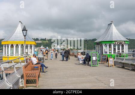 Fußgänger auf Bognor Garth Pier, Garth Road, Bangor, Gwynedd, Wales, Vereinigtes Königreich Stockfoto