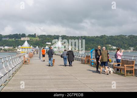 Fußgänger auf Bognor Garth Pier, Garth Road, Bangor, Gwynedd, Wales, Vereinigtes Königreich Stockfoto