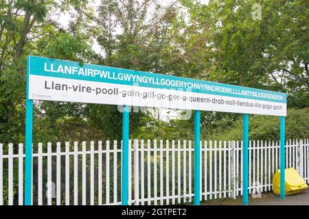 Bahnsteig-Schild am Bahnhof Llanfairpwll, Llanfairpwllgwyngyll, Isle of Anglesey (Ynys Mon), Wales, Vereinigtes Königreich Stockfoto