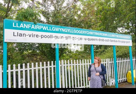 Bahnsteig-Schild am Bahnhof Llanfairpwll, Llanfairpwllgwyngyll, Isle of Anglesey (Ynys Mon), Wales, Vereinigtes Königreich Stockfoto