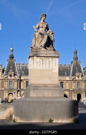 Die seine-Skulptur von Louis Petitot ist eine von vier, die den Pont du Carrousel verankern. Die Brücke überspannt die seine und verbindet sich mit dem Louvre. Stockfoto