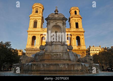 Die Fontaine Saint-Sulpice, auch als Brunnen der vier Bischöfe bekannt, steht vor dem Wahrzeichen Église Saint-Sulpice in Paris. Stockfoto