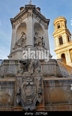 Die Fontaine Saint-Sulpice, auch als Brunnen der vier Bischöfe bekannt, steht vor dem Wahrzeichen Église Saint-Sulpice in Paris. Stockfoto