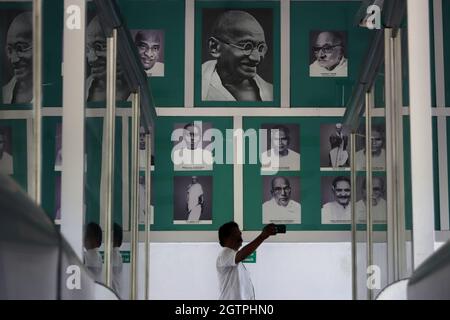 Chennai, Tamil Nadu, Indien. Oktober 2021. Ein Mann macht ein Selfie in einer Galerie, in der Bilder von Mahatma Gandhi zusammen mit anderen Freiheitskämpfern anlässlich des 152. Geburtstages von Mohandas Karamchand Gandhi, bekannt als Mahatma Gandhi, in Chenna gezeigt werden. Indien ehrt Mahatma Gandhi, den 'Vater der Nation'. (Bild: © Sri Loganathan/ZUMA Press Wire) Stockfoto