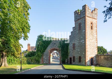 Eingang des Torhauses zu Ruthin Castle, Castle Street, Ruthin (Rhuthun), Denbighshire (Sir Ddinbych), Wales, Vereinigtes Königreich Stockfoto