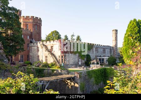 Blick über mote, Ruthin Castle (Castell Rhuthun) Hotel, Castle Street, Ruthin (Rhuthun), Denbighshire (Sir Ddinbych), Wales, Vereinigtes Königreich Stockfoto