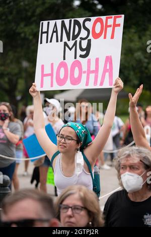 Austin, Texas, USA, 2 2021. Oktober: Mehrere Tausend texanische Frauen versammeln sich vor den Schritten des Capitol South Steps, um gegen die jüngsten Gesetze von Texas zu protestieren, die das Recht der Frauen auf Abtreibung einschränken. Ein restriktives Abtreibungsgesetz in Texas macht es in den meisten Fällen zu einem Verbrechen, nach sechs Wochen eine Abtreibung zu haben. Kredit: Bob Daemmrich/Alamy Live Nachrichten Stockfoto