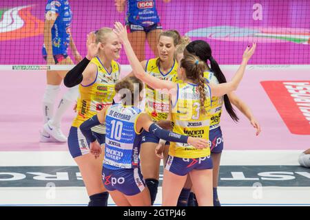 Modena, Italien. 02. Okt, 2021. Team von Imoco Volley Conegliano während Imoco Volley Conegliano gegen Igor Gorgonzola Novara, Italienische Supercup-Frauen in Modena, Italien, Oktober 02 2021 Quelle: Independent Photo Agency/Alamy Live News Stockfoto