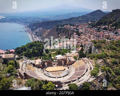 Luftaufnahme des antiken griechischen Theaters von Taormina, Sizilien, Italien. Stockfoto