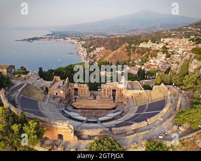 Luftaufnahme des antiken griechischen Theaters von Taormina, Sizilien, Italien. Stockfoto