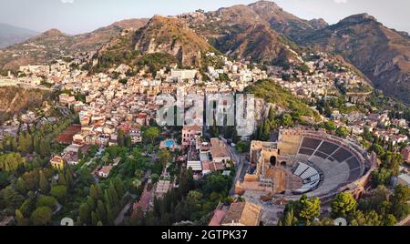 Luftaufnahme des antiken griechischen Theaters von Taormina, Sizilien, Italien. Stockfoto