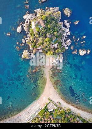 Isola Bella kleine Insel in der Nähe von Taormina, Sizilien, Süditalien. Ein enger Pfad verbindet die Insel Isola Bella mit dem azurblauen Strand auf dem Festland von Taormina Stockfoto