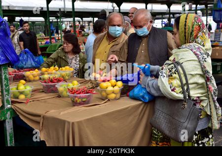 Shopper, die auf der Suche nach Obst und Gemüse im Birmingham Bullring Open Market sind Stockfoto