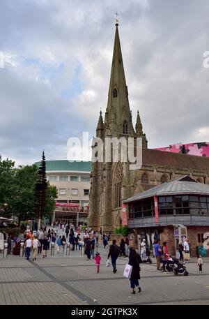 St. Martin's Church zwischen Birmingham Bullring Open Market und Grand Central Station, Großbritannien Stockfoto