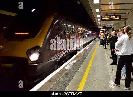 Bahnsteig mit einer Menge wartender Menschen, als der Zug am Bahnhof Birmingham New Street in Großbritannien ankam Stockfoto