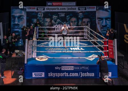 Der ukrainische Boxmeister Oleksandr Usyk arbeitet am 02 im Ring für die Medien vor dem Kampf gegen den britischen Schwergewichtsmeister Anthony Joshua, der am Samstag im Tottenham Hotspur Stadium ausgetragen wird. London, Großbritannien. Stockfoto