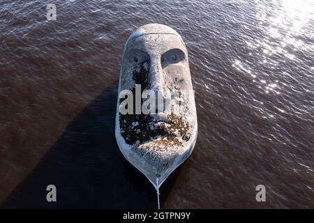 Glasgow, Schottland, Großbritannien. 29. September 2021 IM BILD: Der schwimmende Kopf am Glasgow Quay, der seinen ersten Auftritt beim Glasgow Garden Festival 1988 im Dock hatte. 27 Jahre nach ihrer Entstehung wurde eine 33 Tonnen schwere Skulptur aus Beton und Stahl, Floating Head, auf den Clyde geschwebt, um wieder öffentlich ausgestellt zu werden. Die dramatische Skulptur wurde 1988 vom Künstler Richard Groom für die Glasgow Garden Exhibition geschaffen und mit Hilfe von außer-Arbeit-Schiffsbauern gebaut. Quelle: Colin Fisher Stockfoto