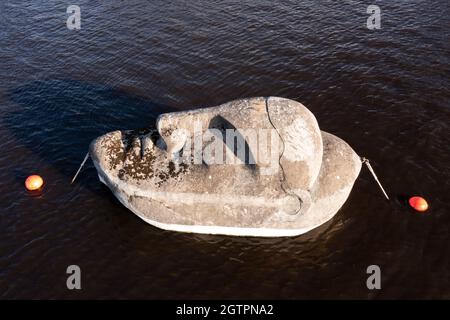 Glasgow, Schottland, Großbritannien. 29. September 2021 IM BILD: Der schwimmende Kopf am Glasgow Quay, der seinen ersten Auftritt beim Glasgow Garden Festival 1988 im Dock hatte. 27 Jahre nach ihrer Entstehung wurde eine 33 Tonnen schwere Skulptur aus Beton und Stahl, Floating Head, auf den Clyde geschwebt, um wieder öffentlich ausgestellt zu werden. Die dramatische Skulptur wurde 1988 vom Künstler Richard Groom für die Glasgow Garden Exhibition geschaffen und mit Hilfe von außer-Arbeit-Schiffsbauern gebaut. Quelle: Colin Fisher Stockfoto