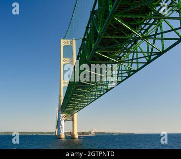 Die Mackinac Bridge, eine der längsten Brücken der Welt über die Straße von Mackinac, verbindet die Upper und Lower Peninsula, Mackinaw City, MI, USA Stockfoto