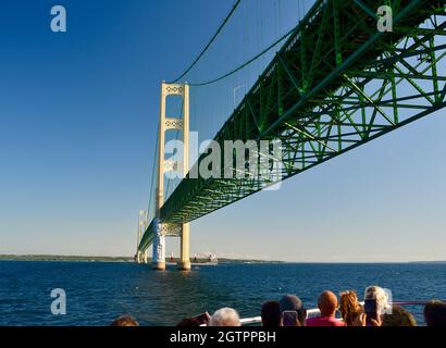 Die Mackinac Bridge, eine der längsten Brücken der Welt über die Straße von Mackinac, verbindet die Upper und Lower Peninsula, Mackinaw City, MI, USA Stockfoto