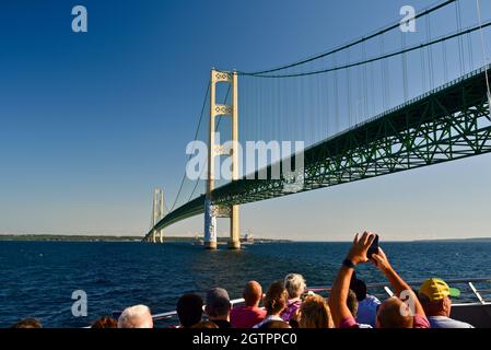 Die Mackinac Bridge, eine der längsten Brücken der Welt über die Straße von Mackinac, verbindet die Upper und Lower Peninsula, Mackinaw City, MI, USA Stockfoto