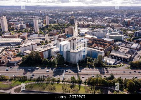 Glasgow, Schottland, Großbritannien. 29. September 2021 IM BILD: M8 Motorway und Strathclyde University Student Unterkunftsblock. Luftdrohnenaufnahme des Stadtgebiets von Glasgow, die die neue Brücke über die Autobahn M8 zeigt, die nördlich des Stadtzentrums vom Osten nach Charing Cross führt. Im Gebiet von Sighthill werden im Norden der Stadt Investitionen in Höhe von 250 Millionen £in neue Erholungsgebiete und sozialen Wohnungsbau getätigt. In der Gegend gibt es auch Wildwasser-Rafting- und Kajaktrainingszentren sowie Wakeboarding-Trainingseinrichtungen. Quelle: Colin Fisher Stockfoto