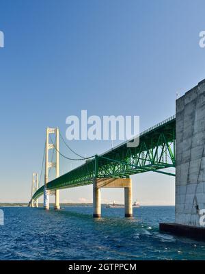 Die Mackinac Bridge, eine der längsten Brücken der Welt über die Straße von Mackinac, verbindet die Upper und Lower Peninsula, Mackinaw City, MI, USA Stockfoto