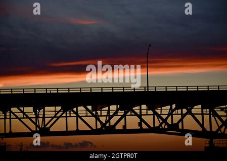 Leere Mautstraße auf der Mackinac Bridge, einer der längsten Brücken der Welt über die Straße von Mackinac, bei Sonnenuntergang, Mackinaw City, MI, USA Stockfoto