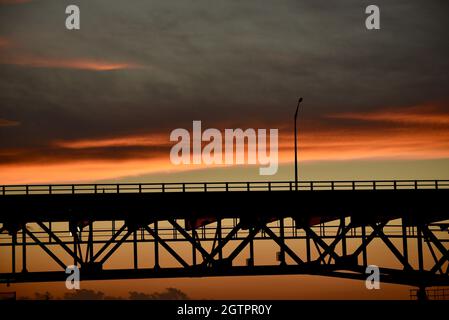 Leere Mautstraße auf der Mackinac Bridge, einer der längsten Brücken der Welt über die Straße von Mackinac, bei Sonnenuntergang, Mackinaw City, MI, USA Stockfoto